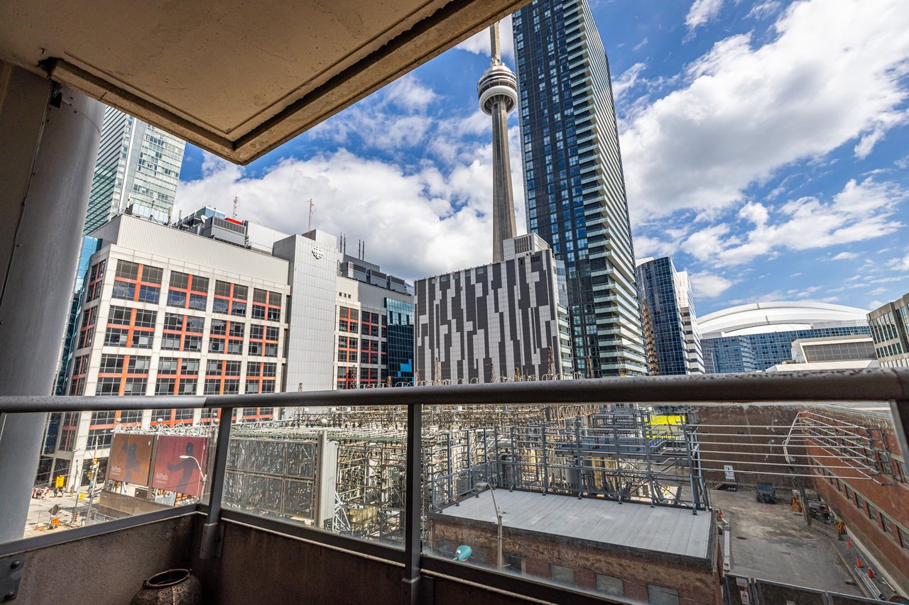 250 Wellington St W 535