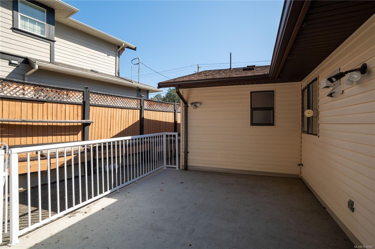 4101 Scoones Pl, Saanich