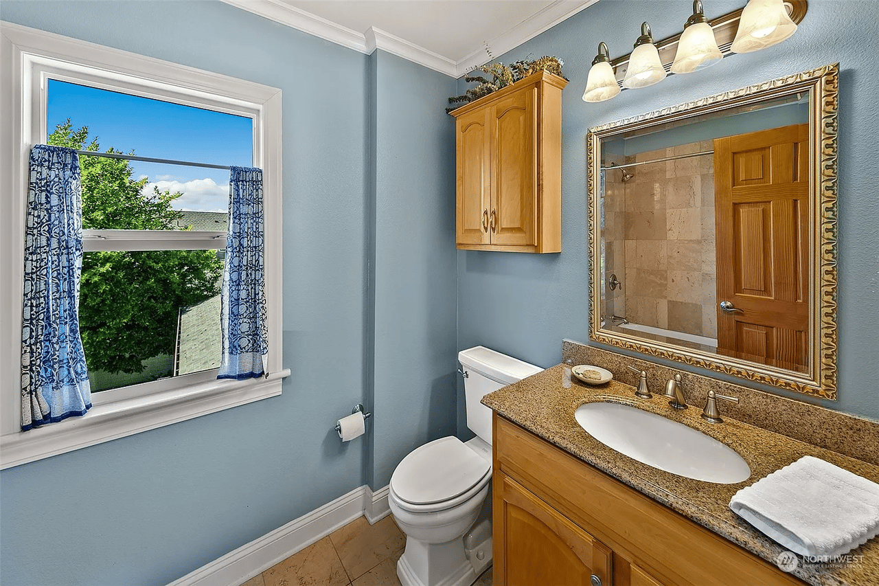 5529 Kenwood Place N