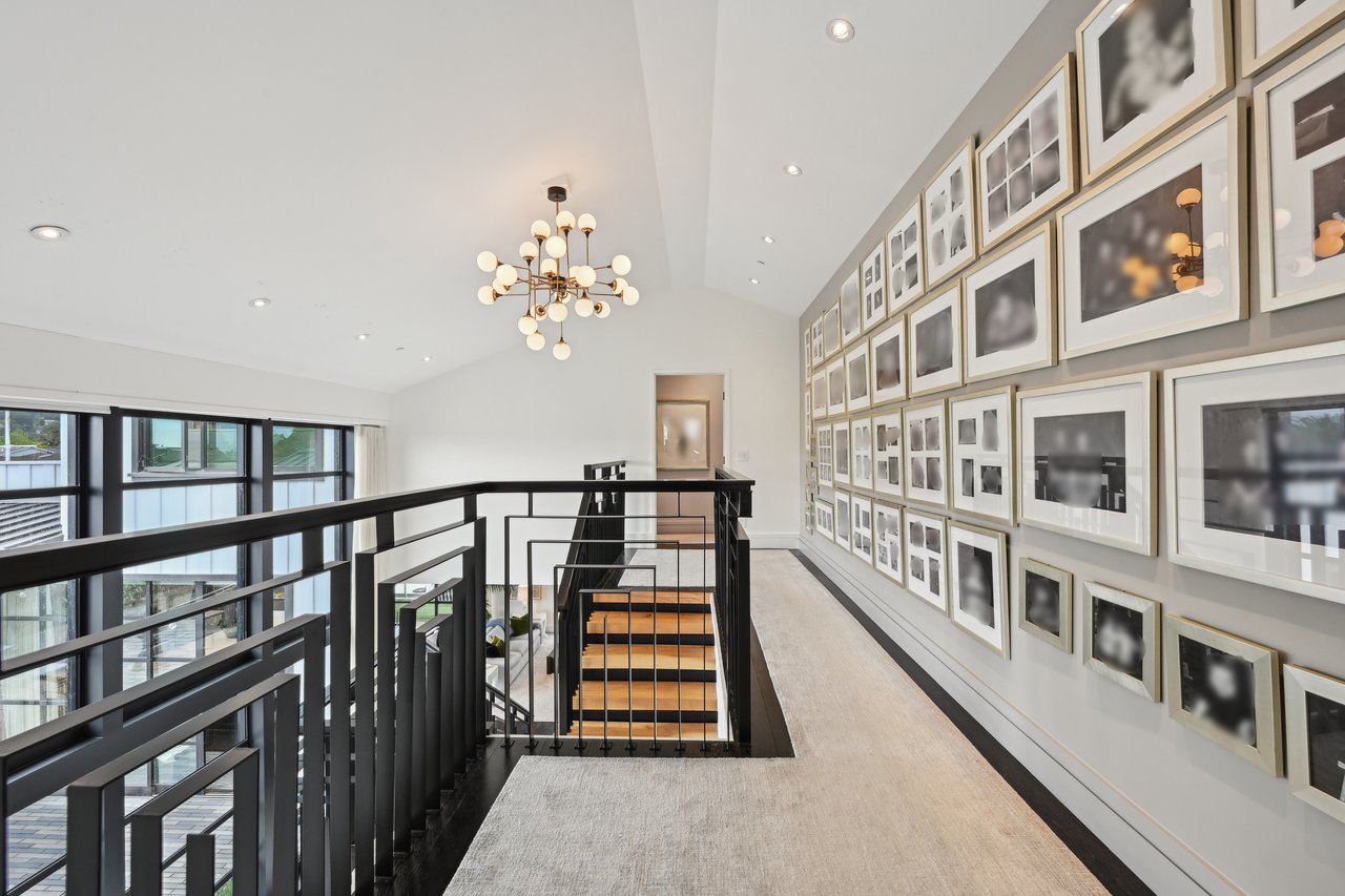 A Waterfront Masterpiece of Modern Luxury