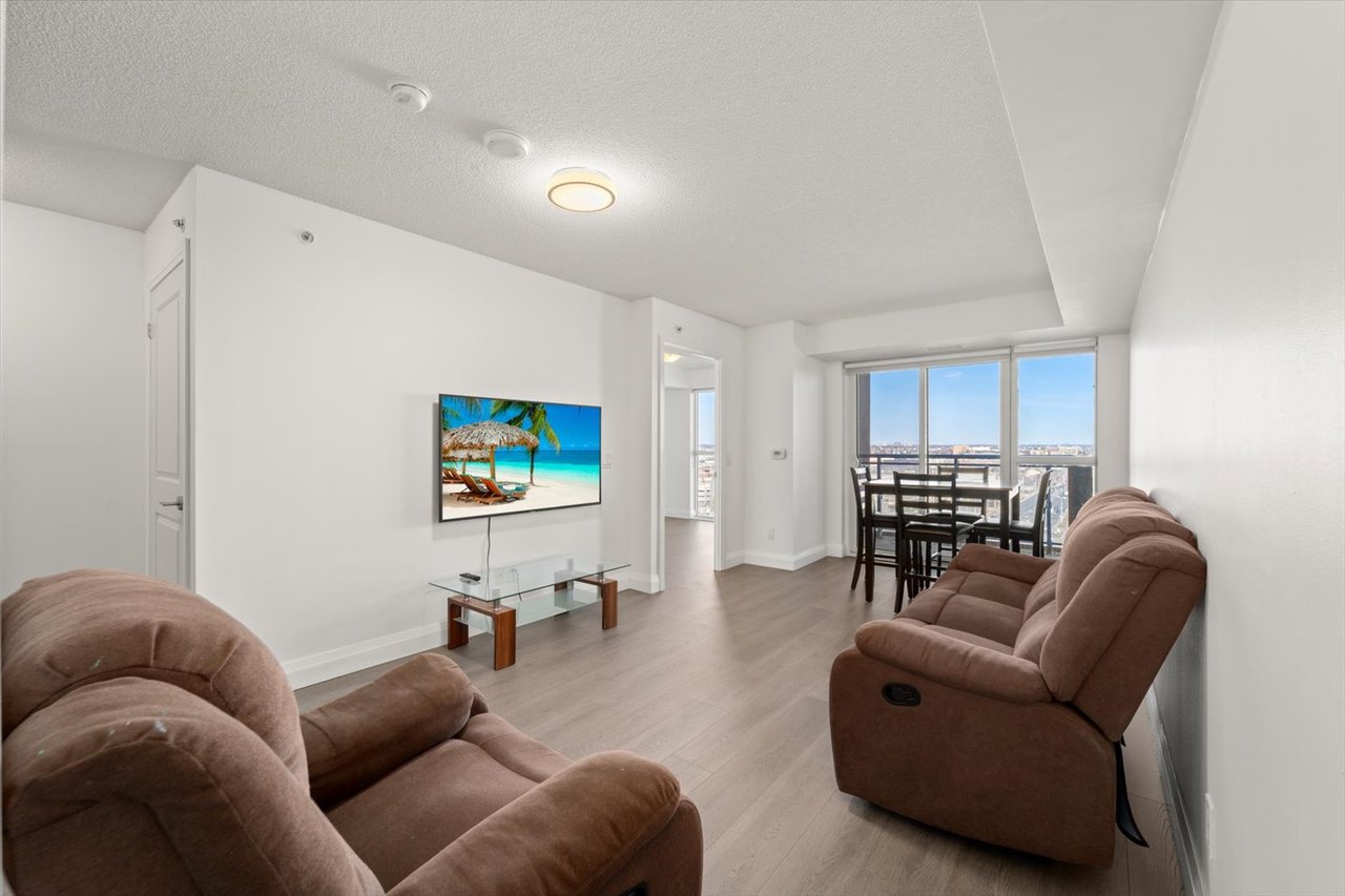 30 Meadowglen Pl 1106