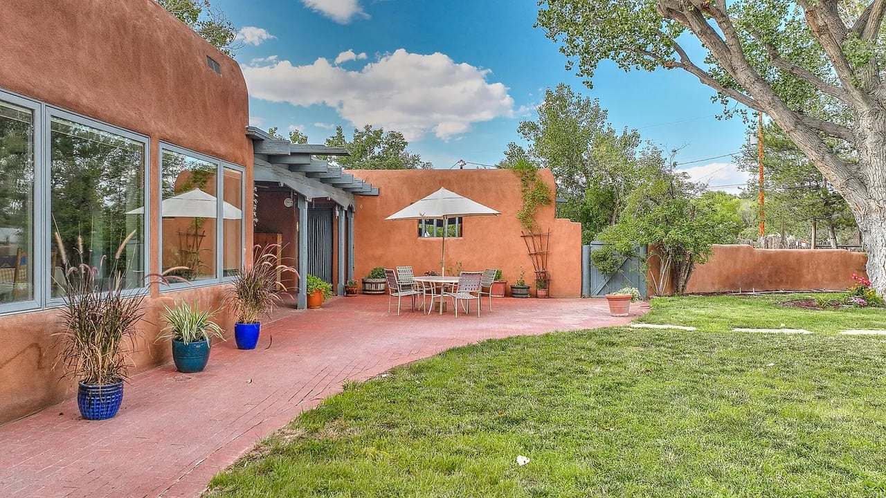 5910 Corrales Rd