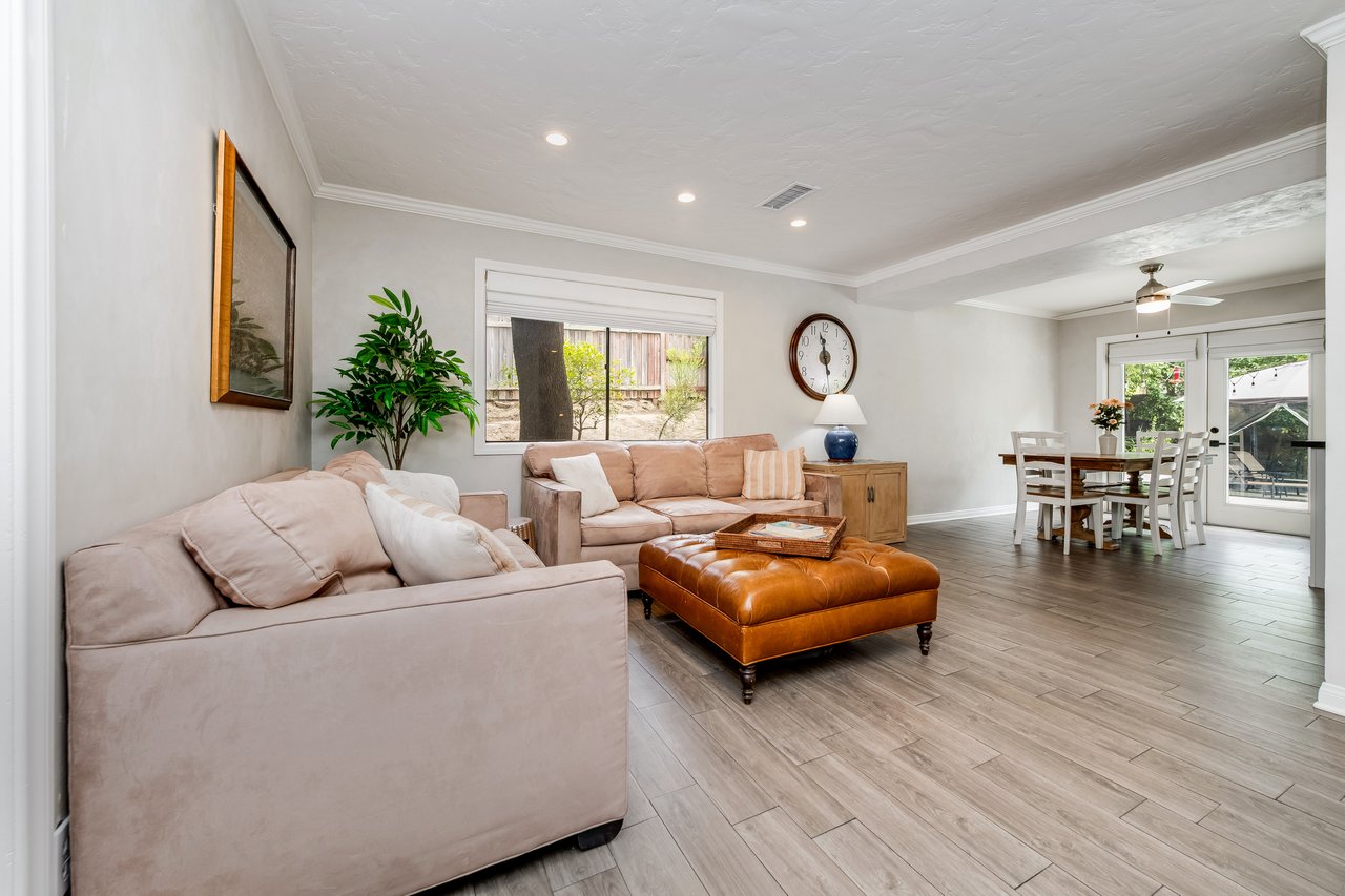 24417 Clipstone St, Woodland Hills 