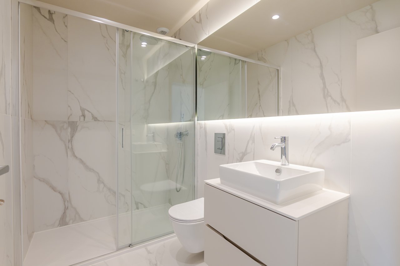 Luxury 4-Bedroom Apartment in Porto