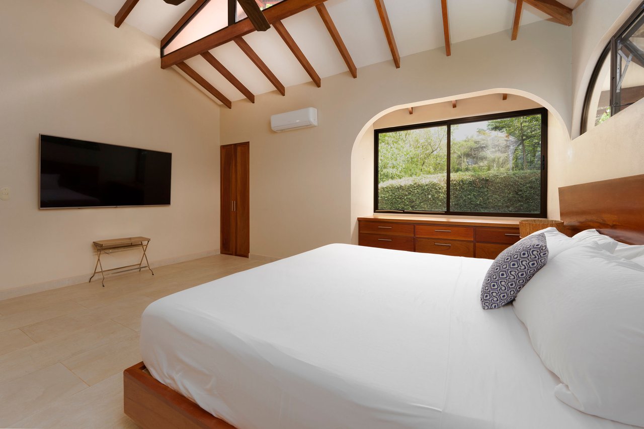 OCEAN AND MOUNTAIN VIEW 3 BEDROOM HOME WITH POOL IN LAGUNAS