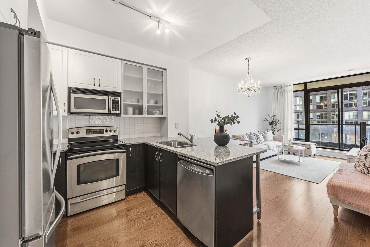 438 King St W Unit: 712