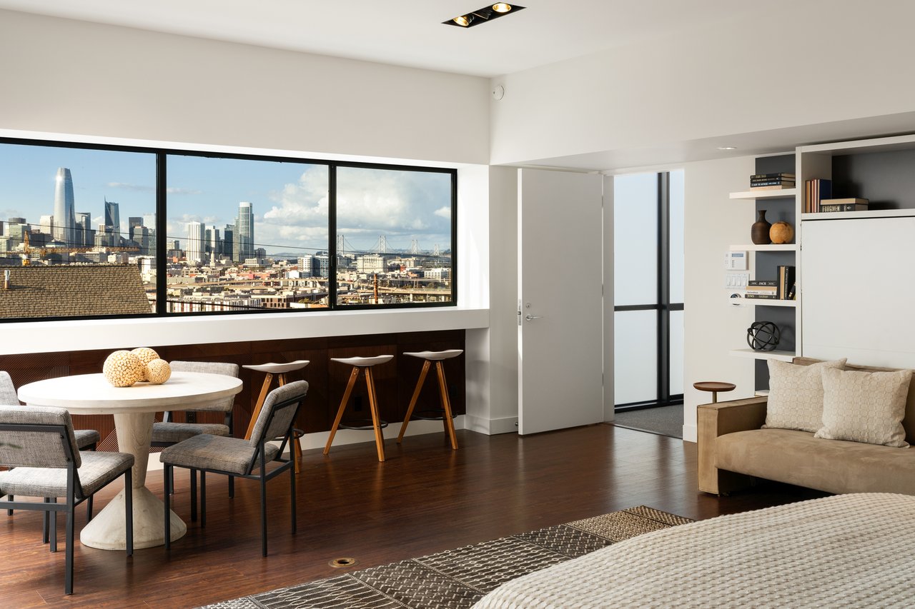 An Urban Compound for Life in Motion