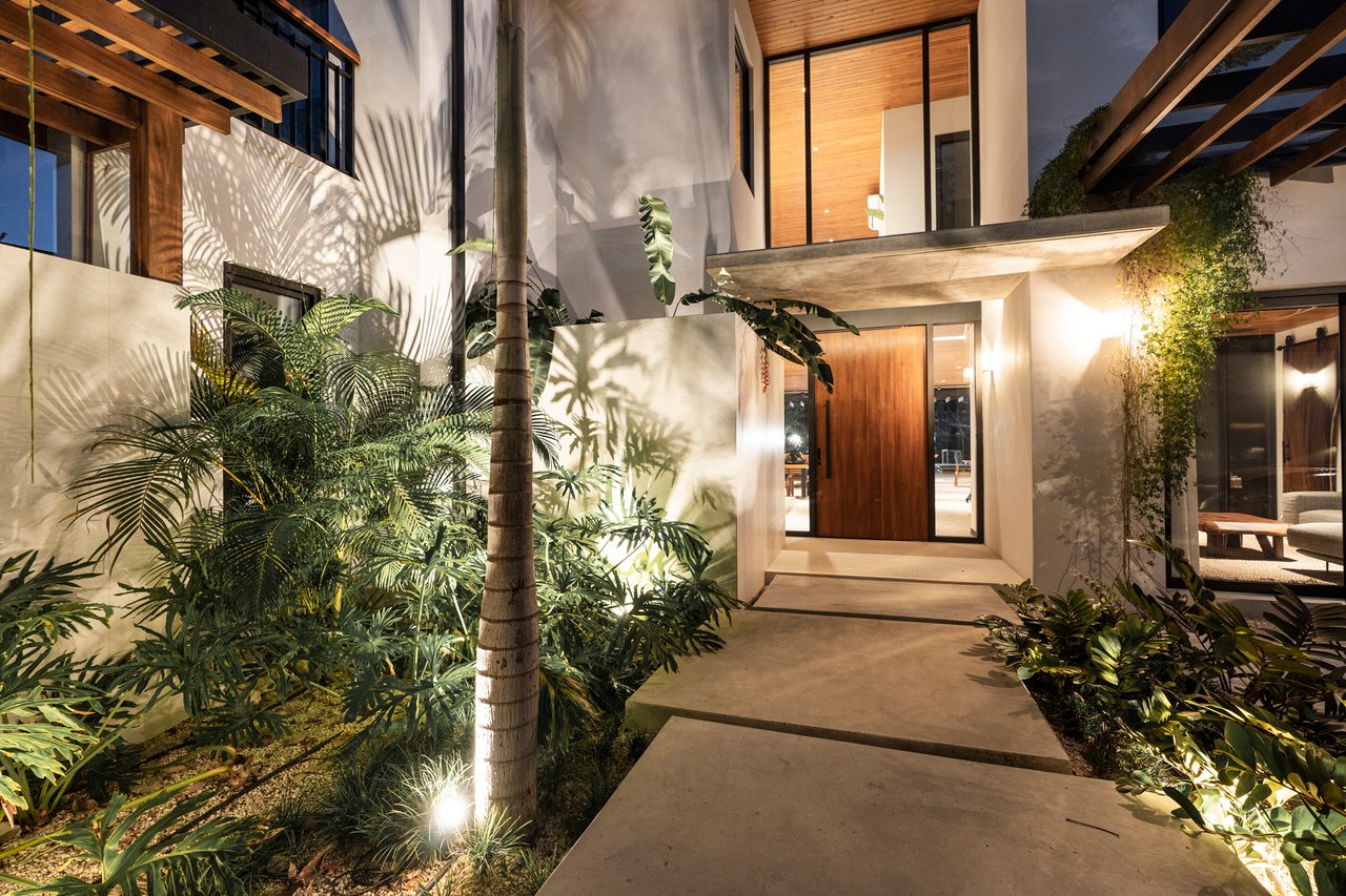 Villa Solana: Modern Luxury Steps from Playa Mansita in Hacienda Pinilla