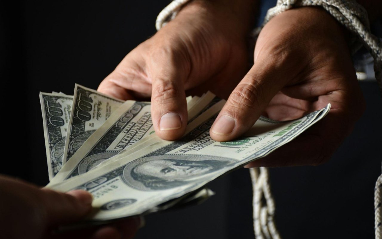 How to Handle Multiple Offers on Your Home cover