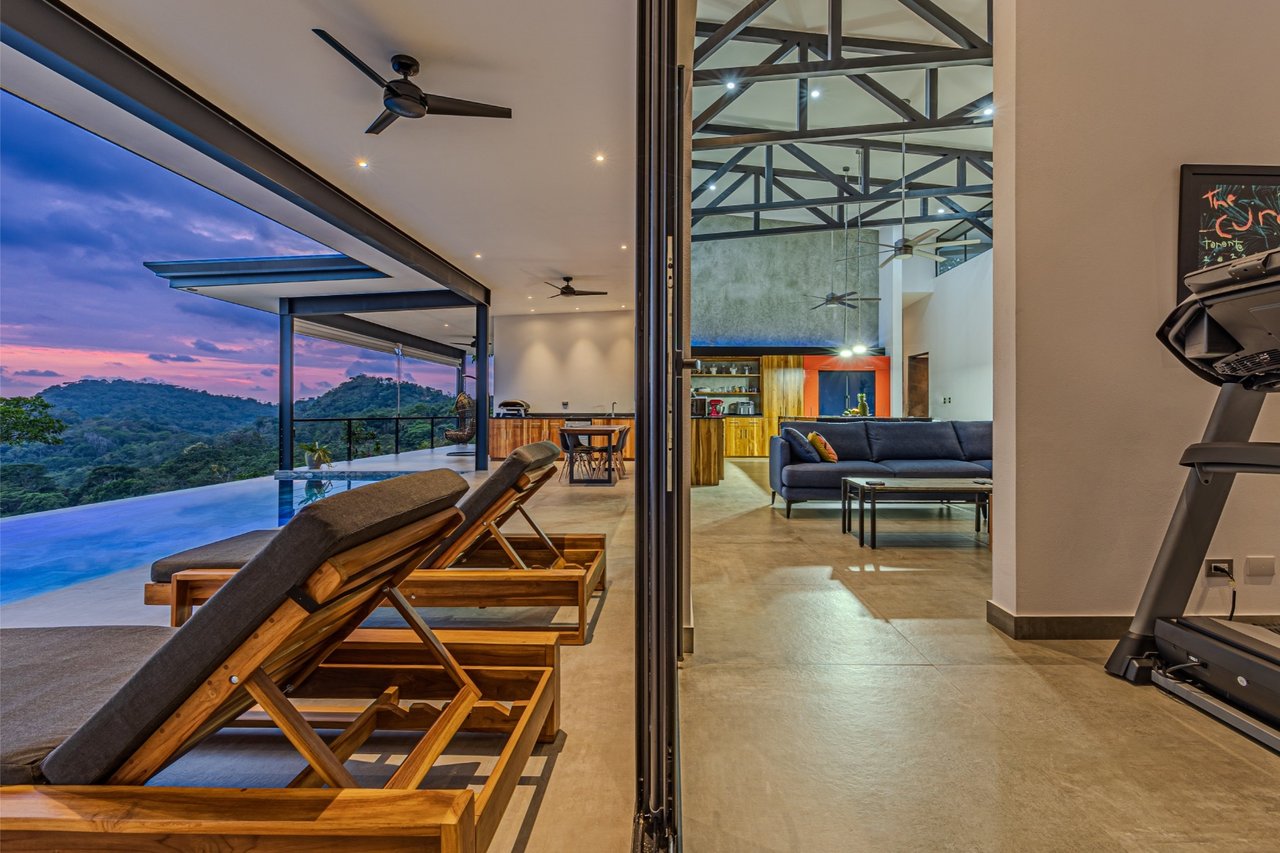 Solar Powered Infinity Pool Home, Ojochal, Puntarenas