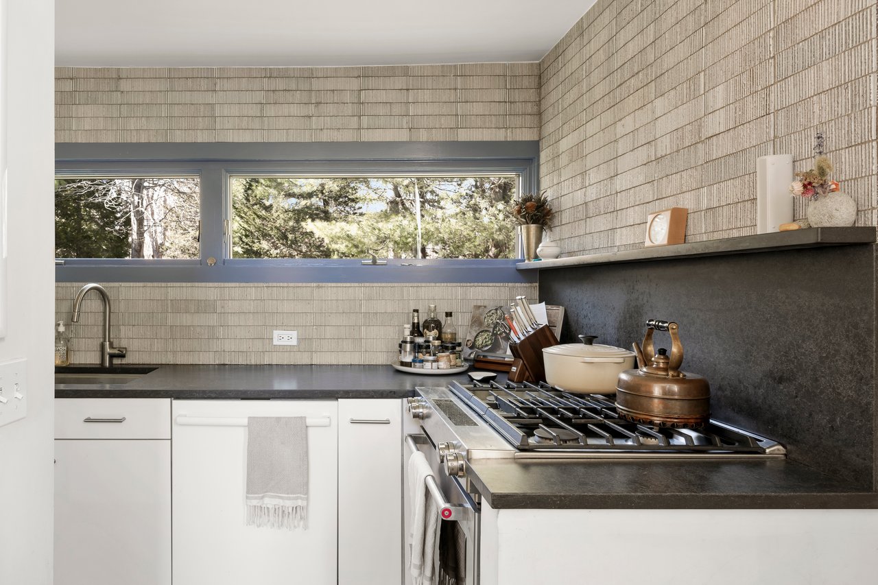  33 Robins Way, East Hampton