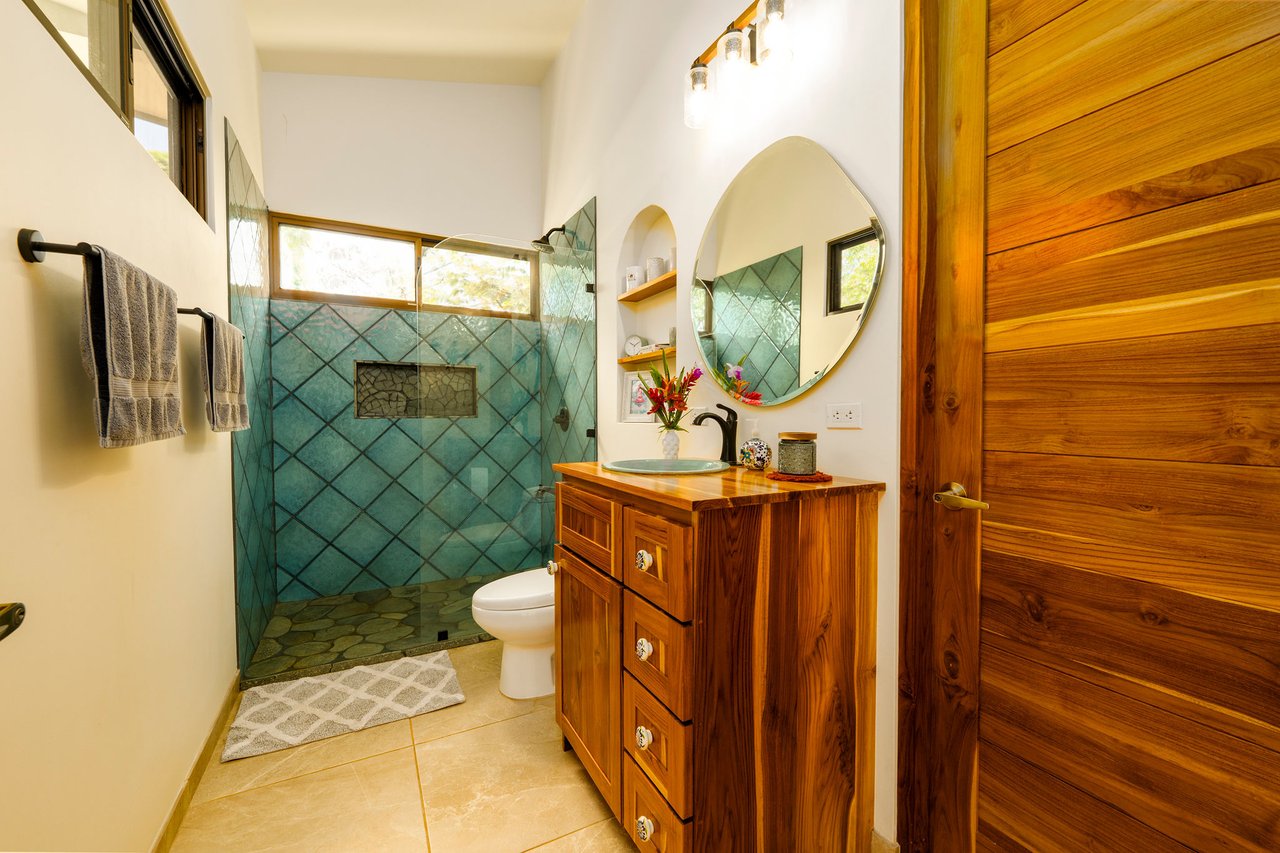 NEW PRIVATE MOUNTAIN HOME WITH OCEAN VIEWS ABOVE LAGUNAS