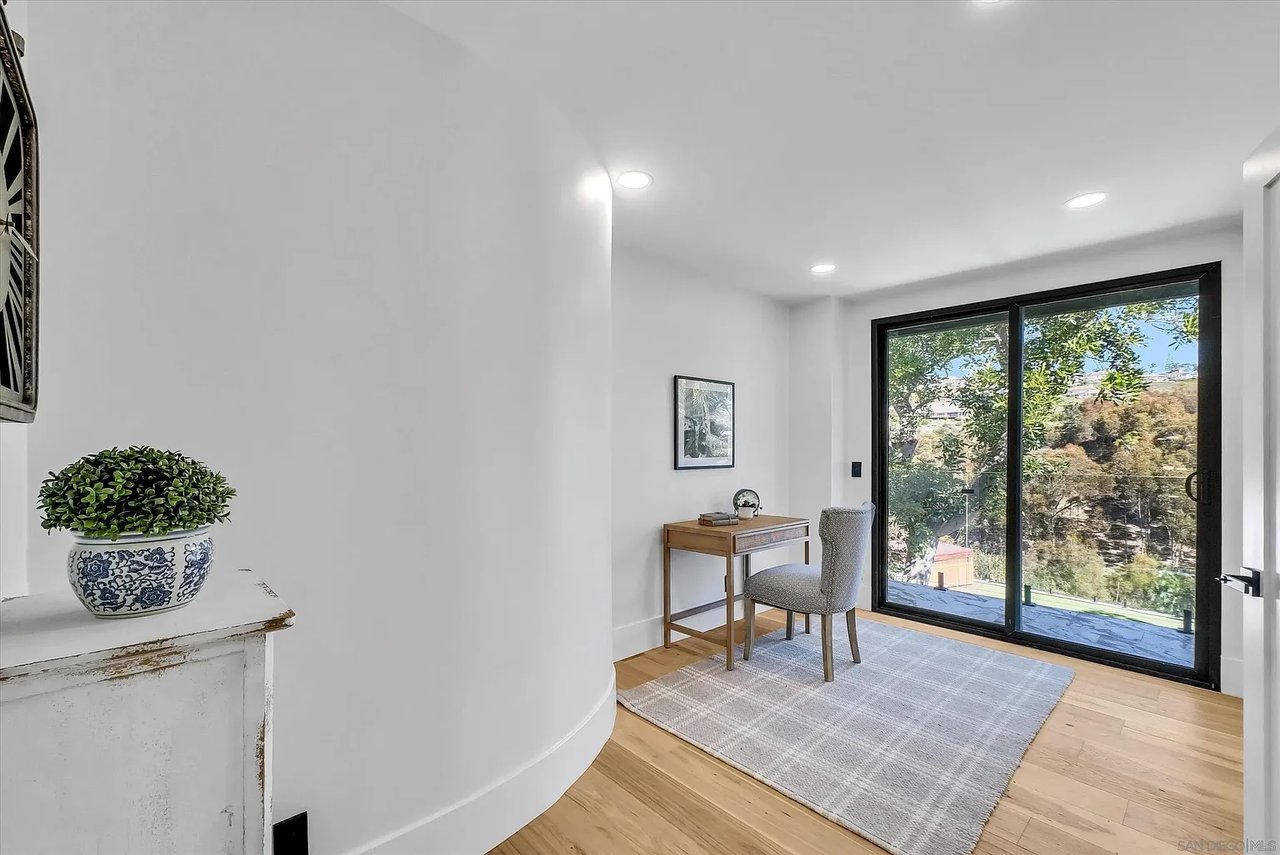 2241 Avenida Salvador