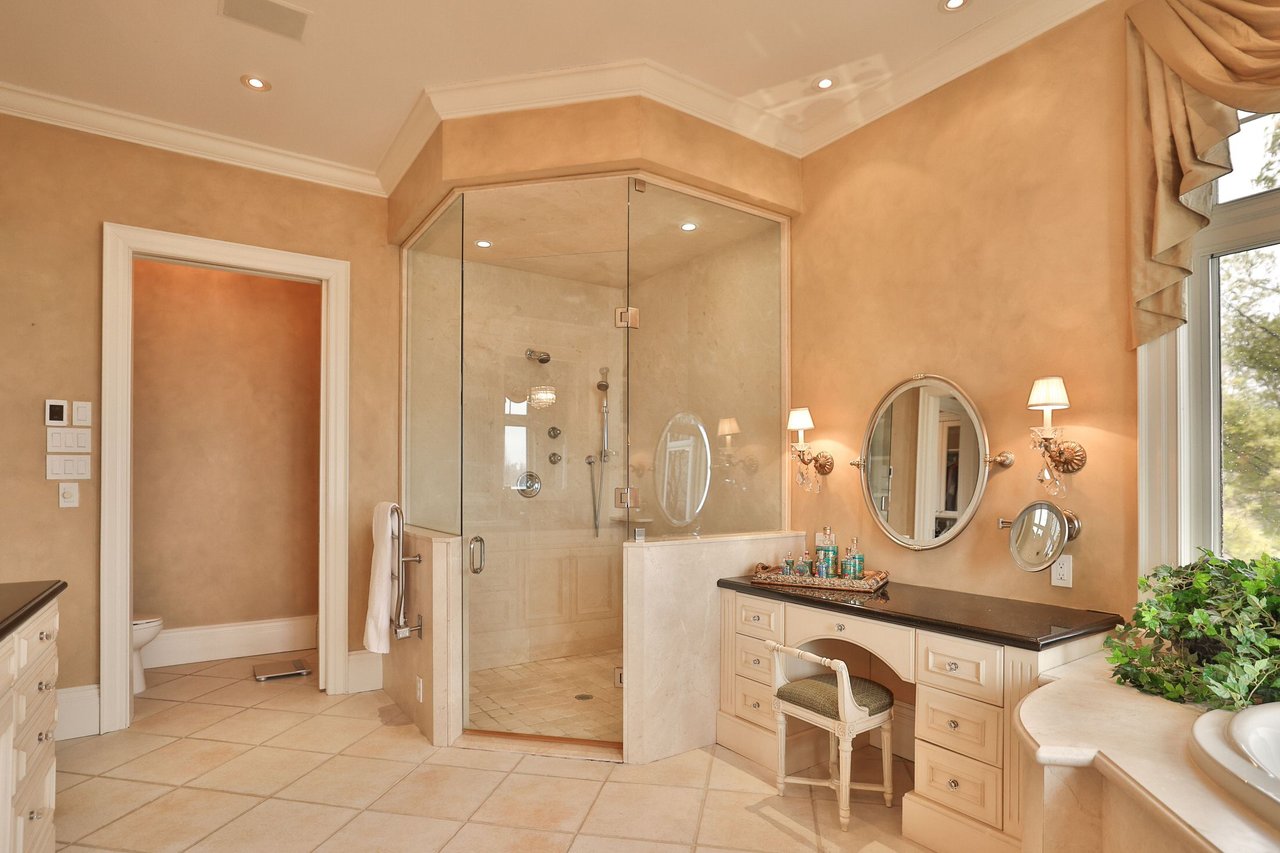 872 Whittier Cres