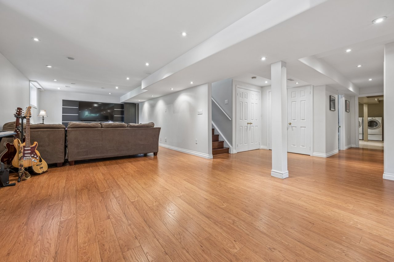 2283 Briargrove Circle, Oakville, ON