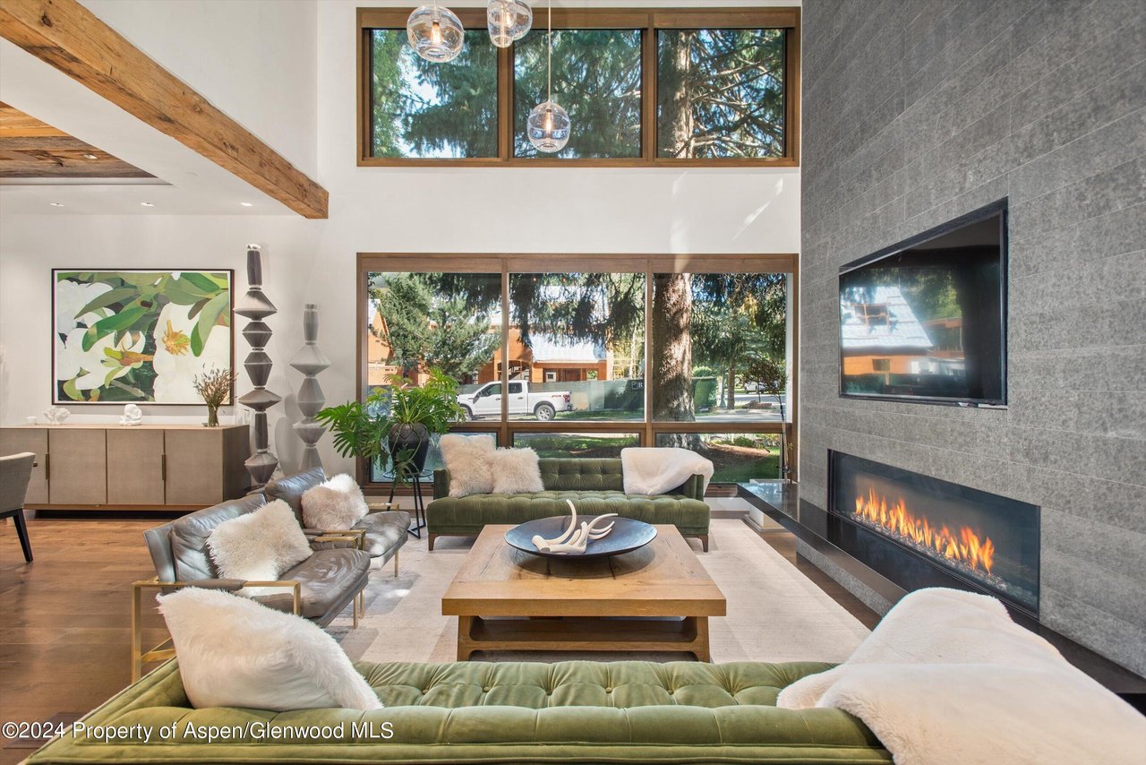 700 W Smuggler Street