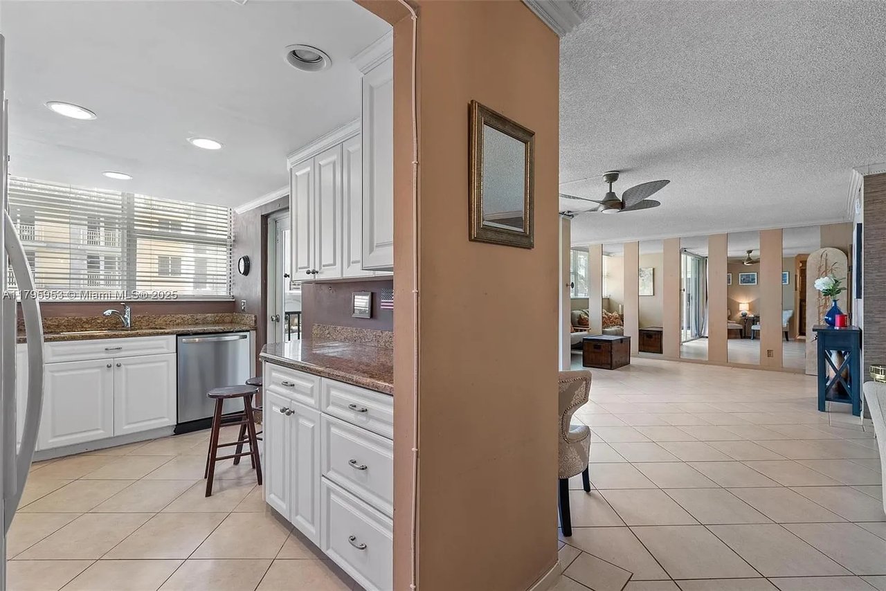 1239 Hillsboro Mile Apt 203