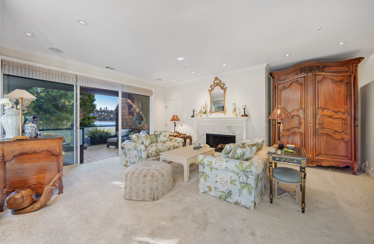 Luxurious End Unit in Point Tiburon