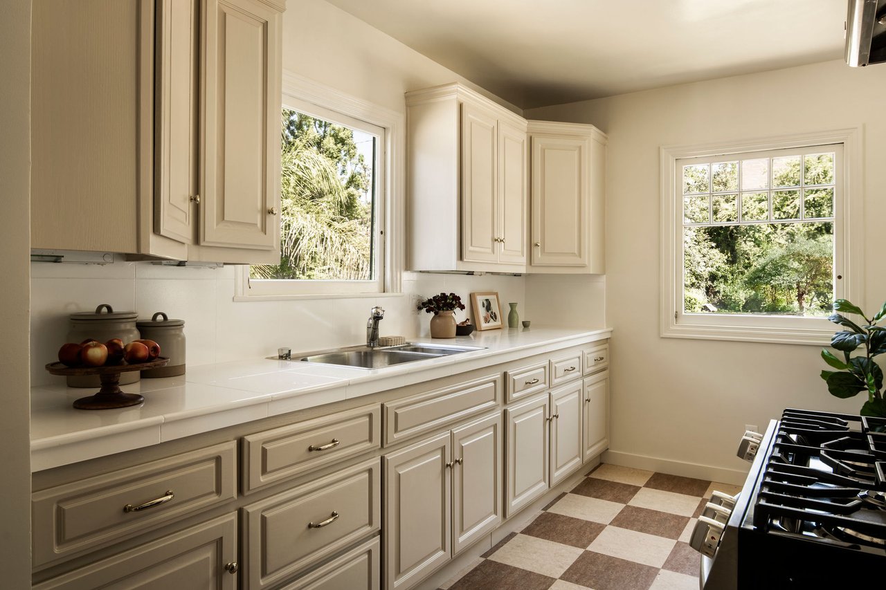 Charming 1928 Stucco Bungalow in the Heart of Pasadena