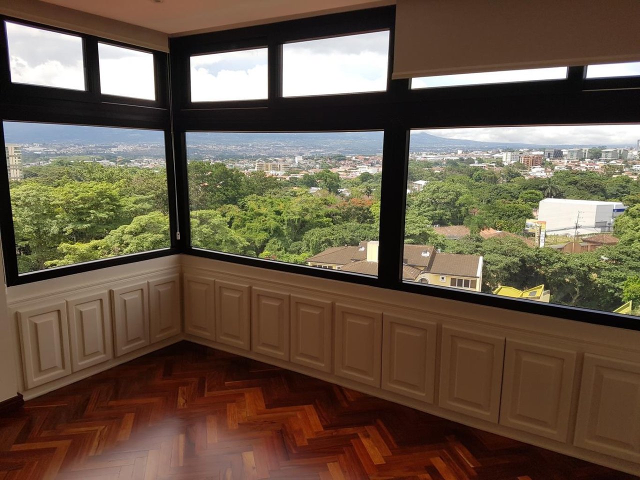 Remodeled Full Floor Condo, Escazu, San Jose