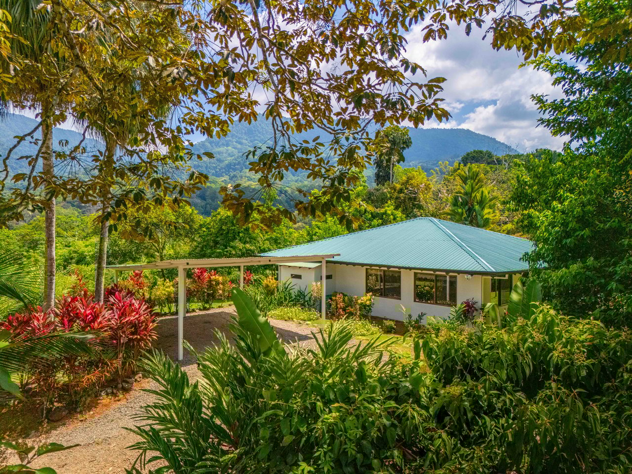 Beautiful Casa Tucán Escape, Tres Rios,  Gorgeous Mountain View with Room to Build!