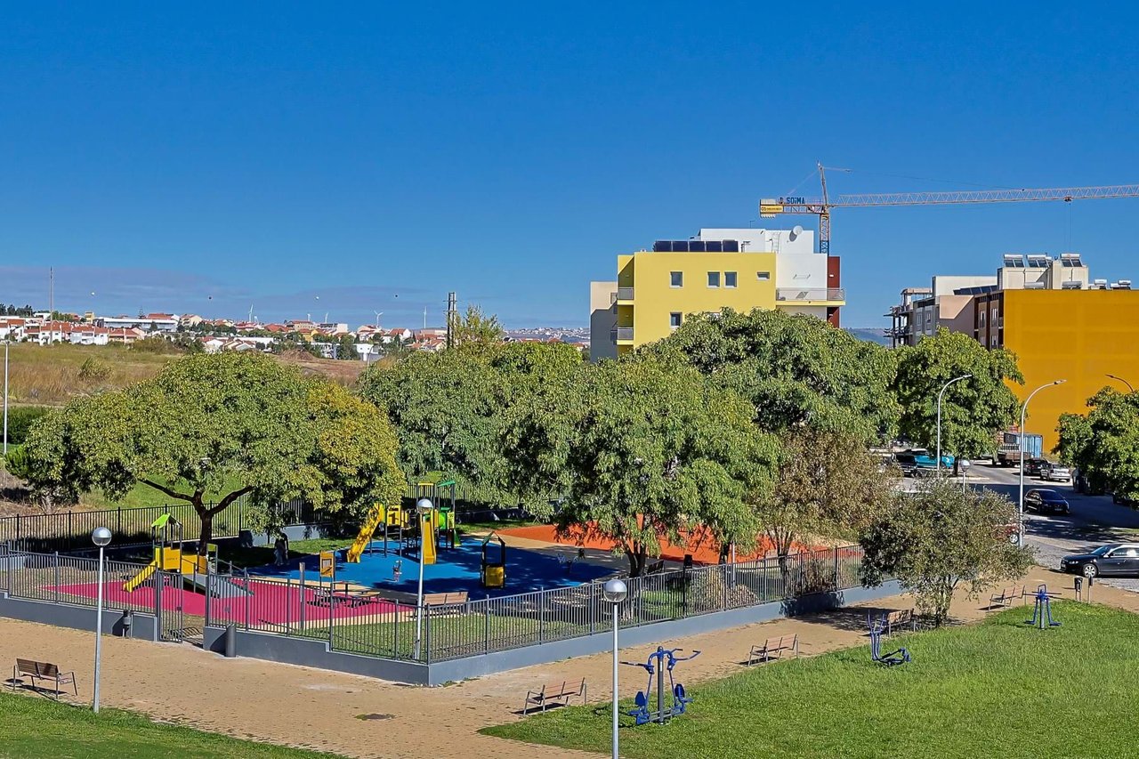 Modern 3-Bedroom Apartment in Camarate, Loures