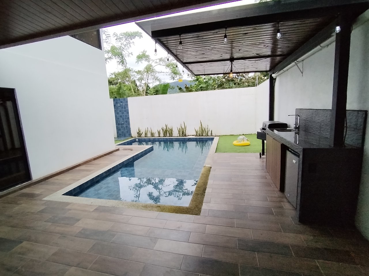 Uncle's House: Contemporary Home for Sale in Uvita - Close to the Beach!