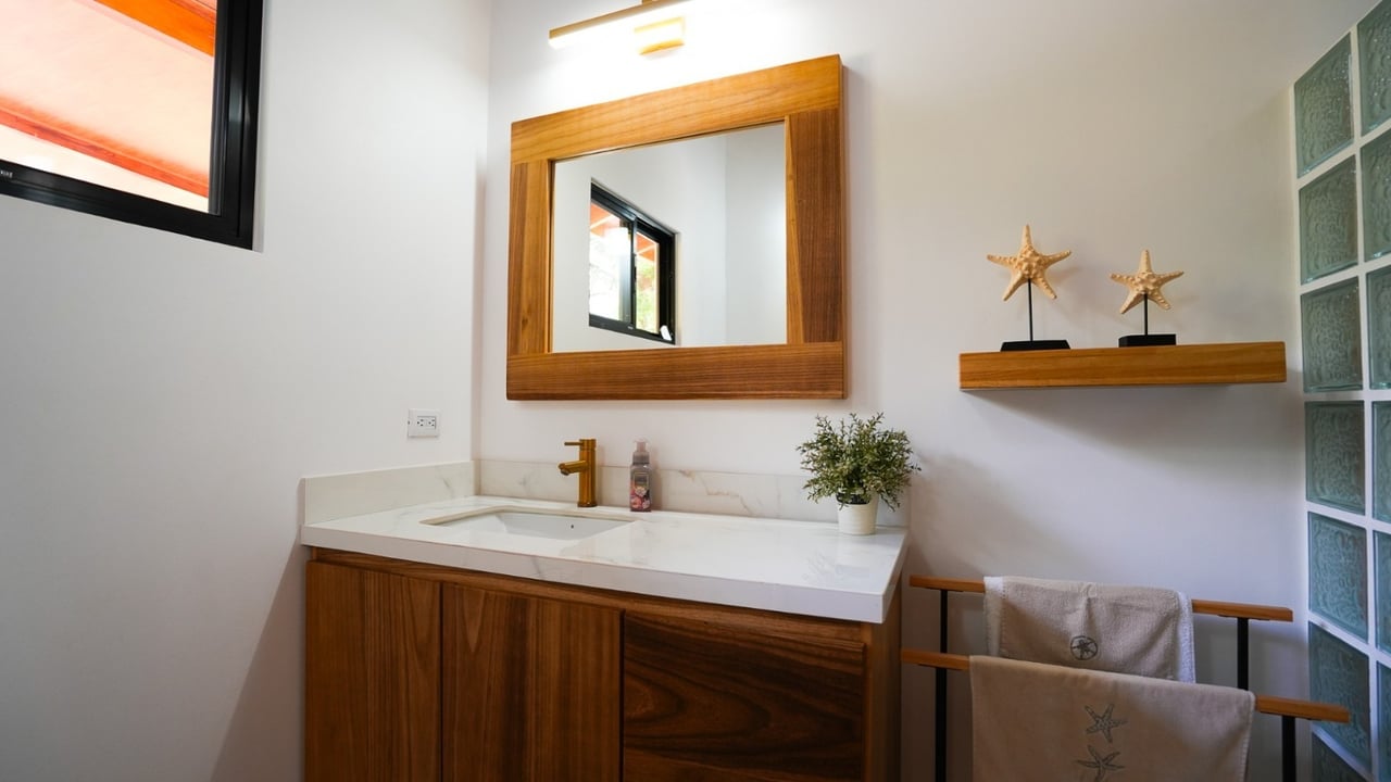 Stunning 2-Bedroom, 2-Bathroom Home with Pool on a Spacious Lot in Ojochal – Calle Papagayo