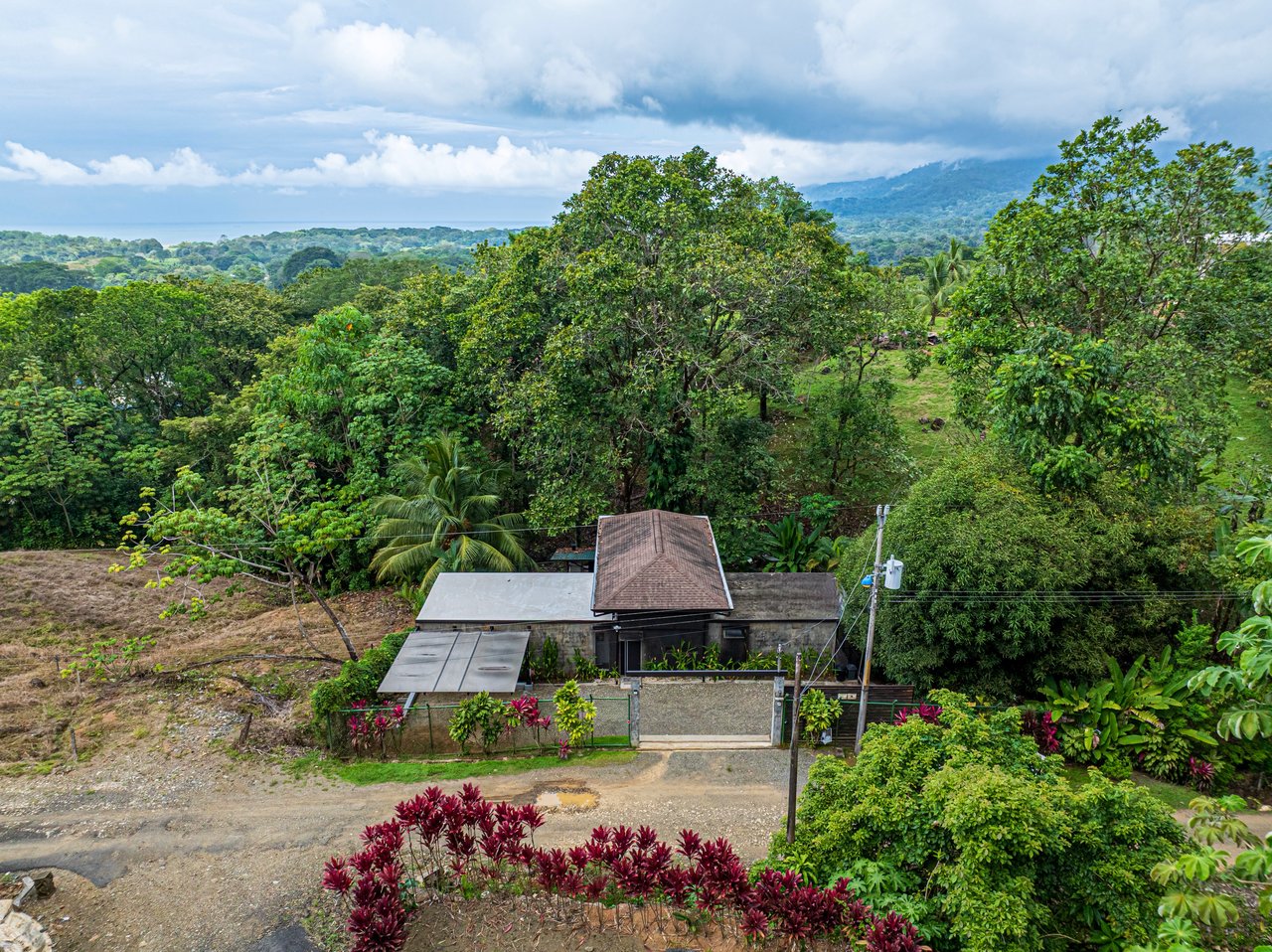   3 bedrooms, 2.5 bathrooms Villa Steps from Uvita, beautiful Beaches, Waterfalls, Restaurants and Tourist Attractions.