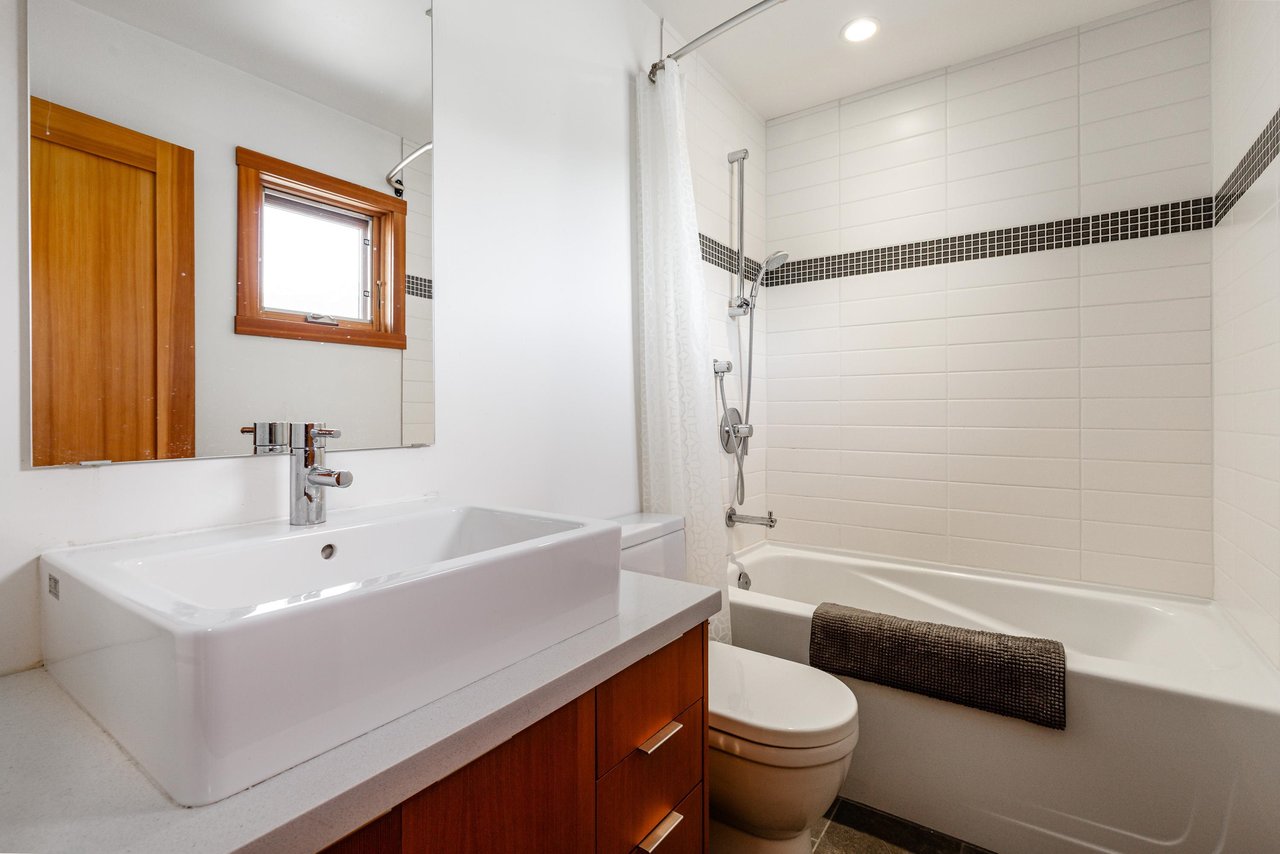 1054 Jay Cres