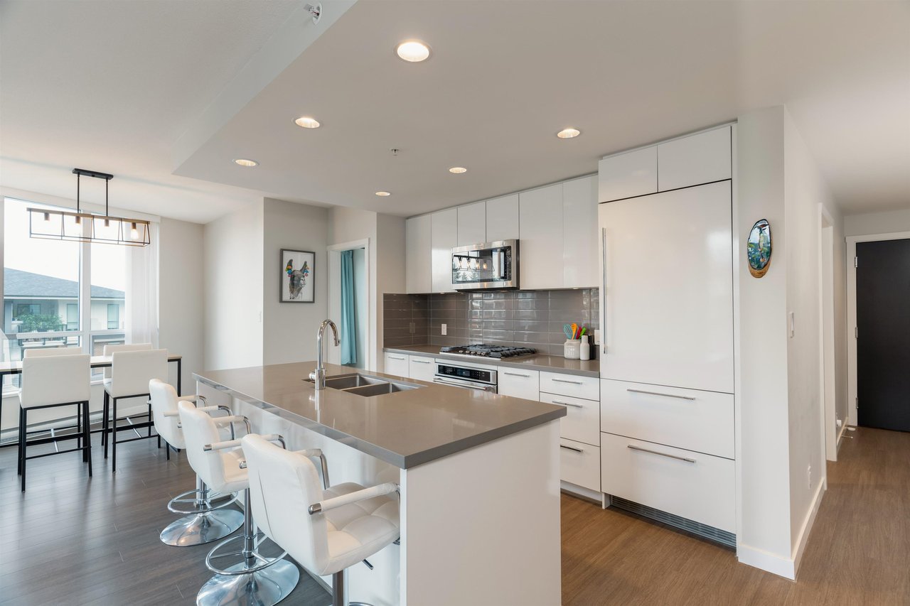 501-3093 Windsor Gate