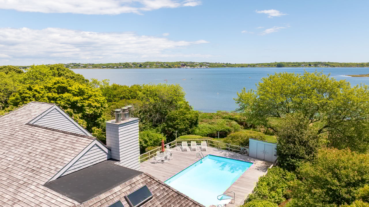 6 Lakeside Court