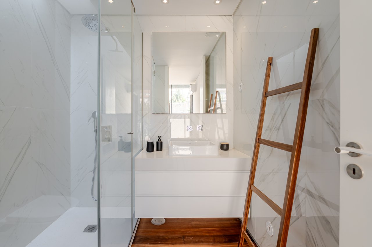 Modern 2-Bedroom Apartment with Expansive Private Terrace & Sort-term Rental (AL) License in Central Porto