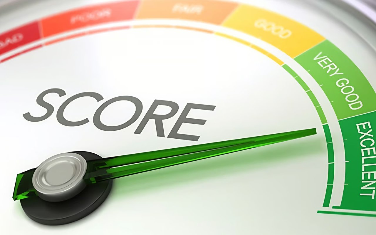 Credit score gauge with its needle pointing toward the excellent range.