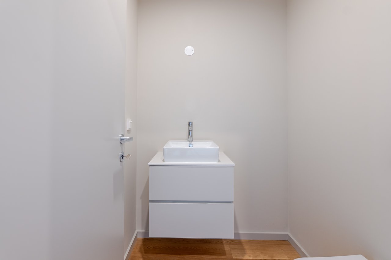 Luxury 4-Bedroom Apartment in Porto