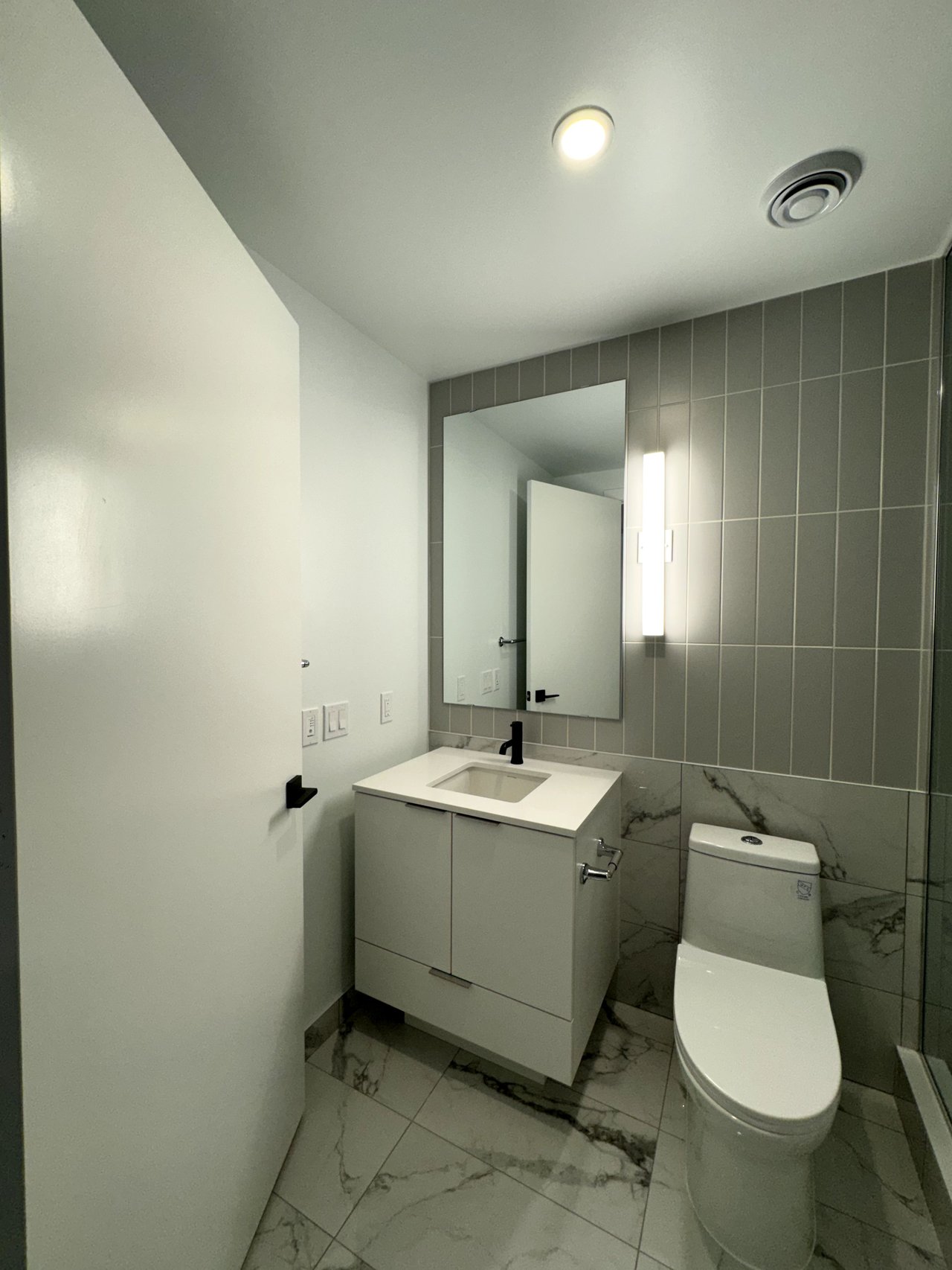 327 King Street W, Toronto C01 Unit: 2006