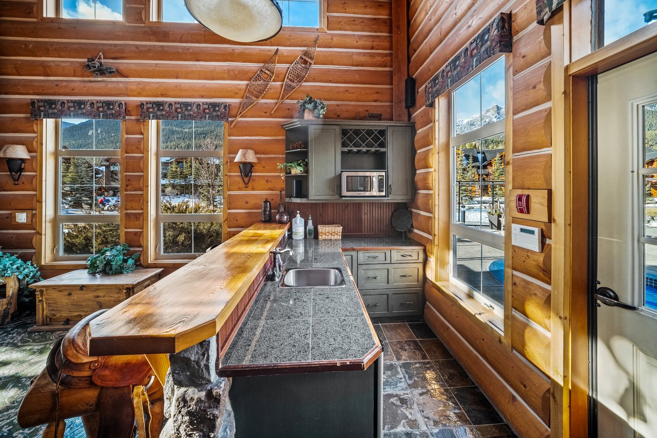 112-104 Armstrong Place