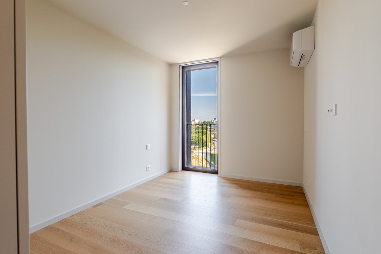 Luxury 4-Bedroom Apartment in Porto