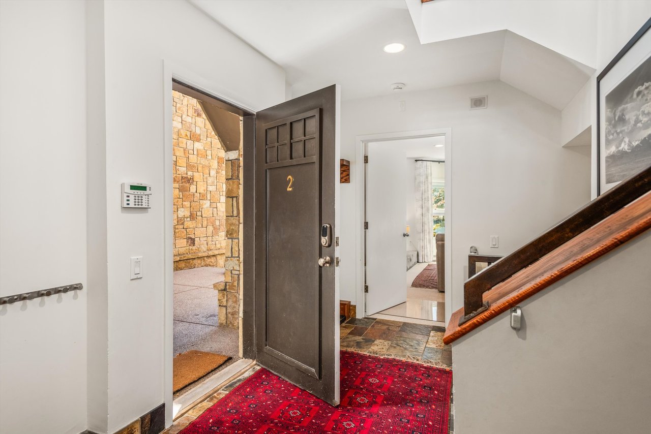 Aspen Core Luxury: Walk to the Gondola from this Spacious Townhome