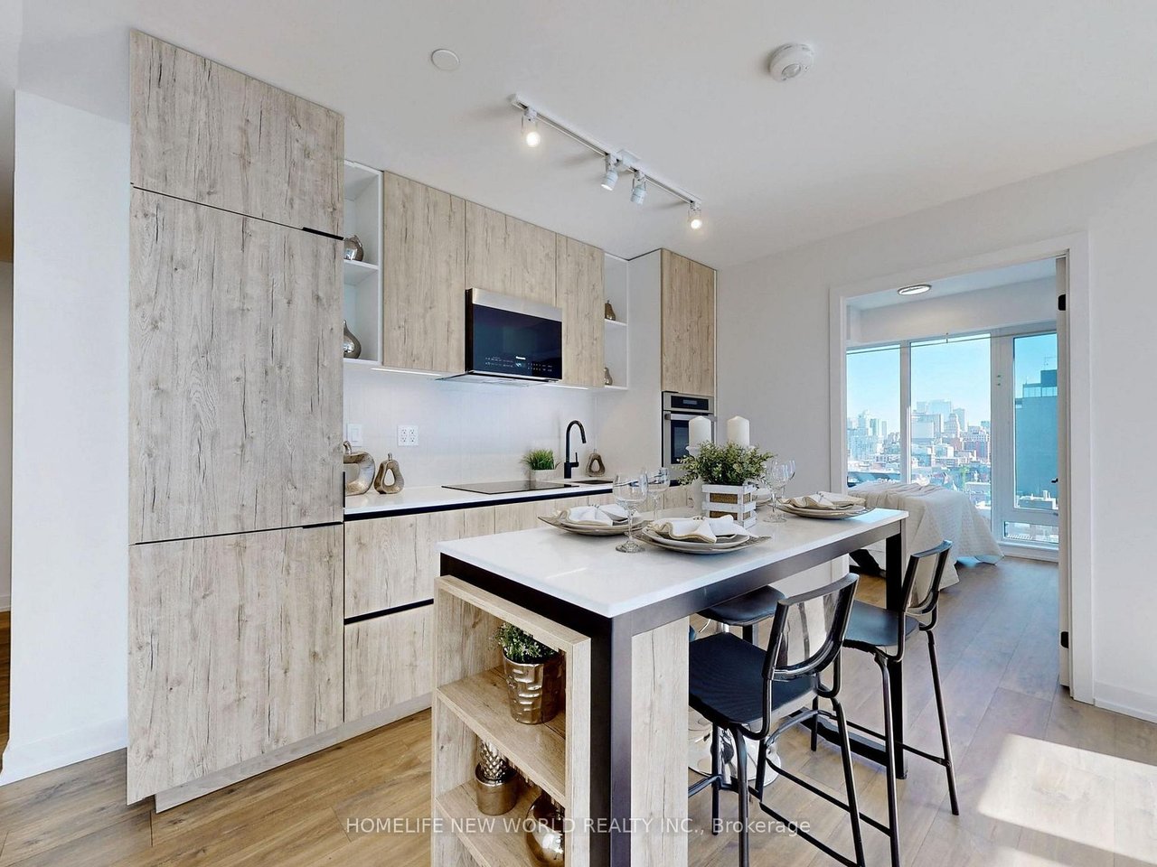 VIBRANT PENTHOUSE IN DOWNTOWN