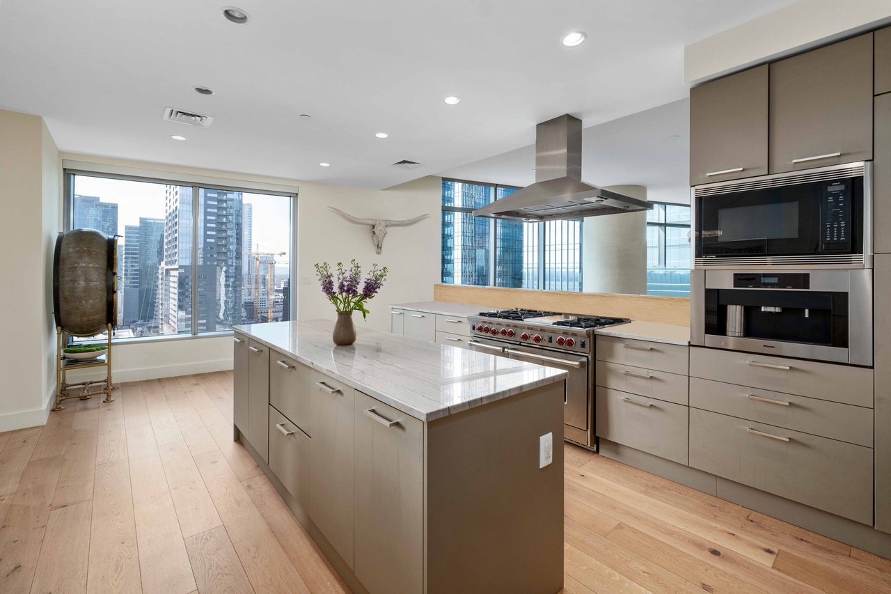 200 Congress Ave #18AE