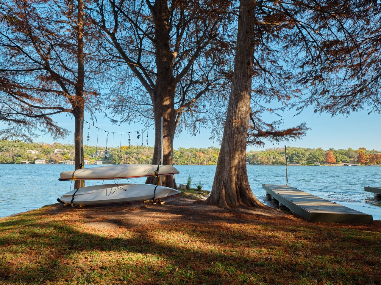 LAKESHORE HORIZON: WATERFRONT VILLA WITH LAKE & CITY VIEWS