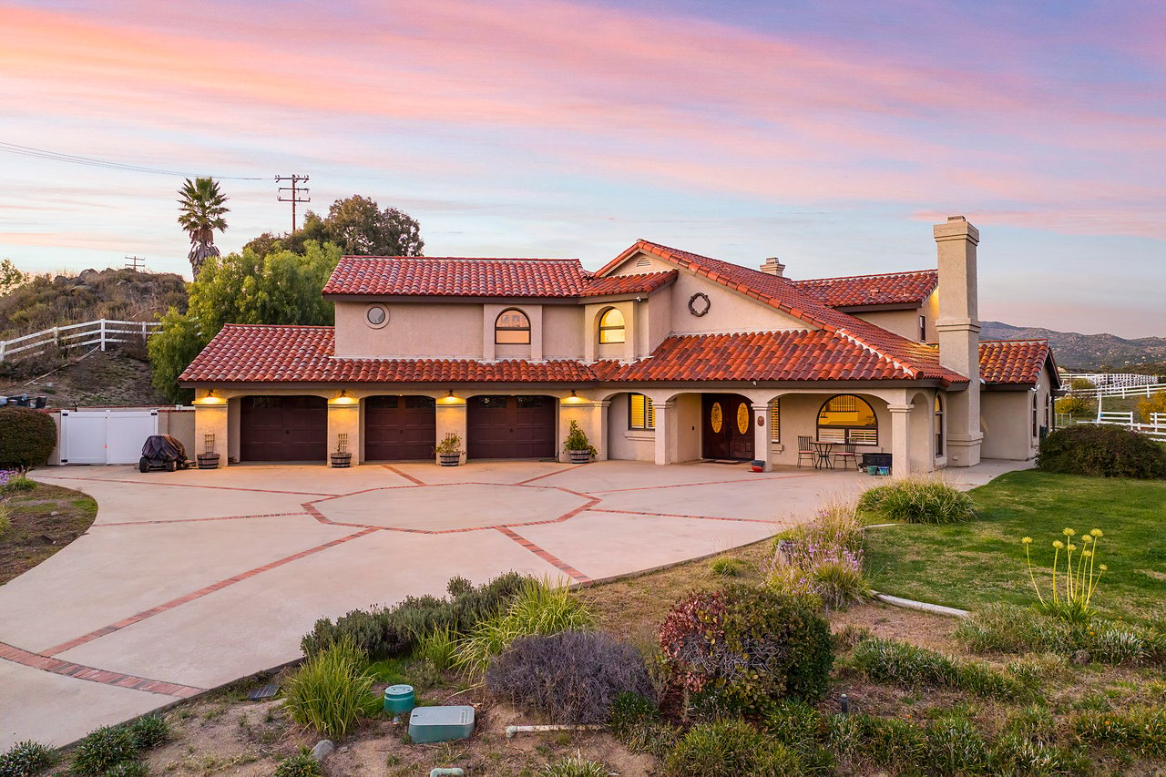 38405 Avenida La Cresta