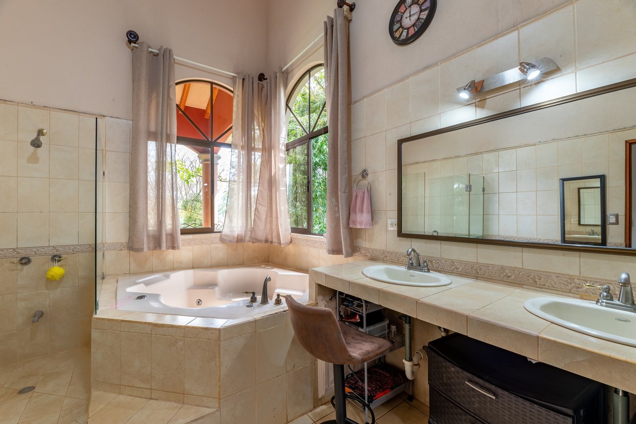 Spacious 5-Bedroom Colonial Home with 4 Bathrooms | La Bonita, Rivas.