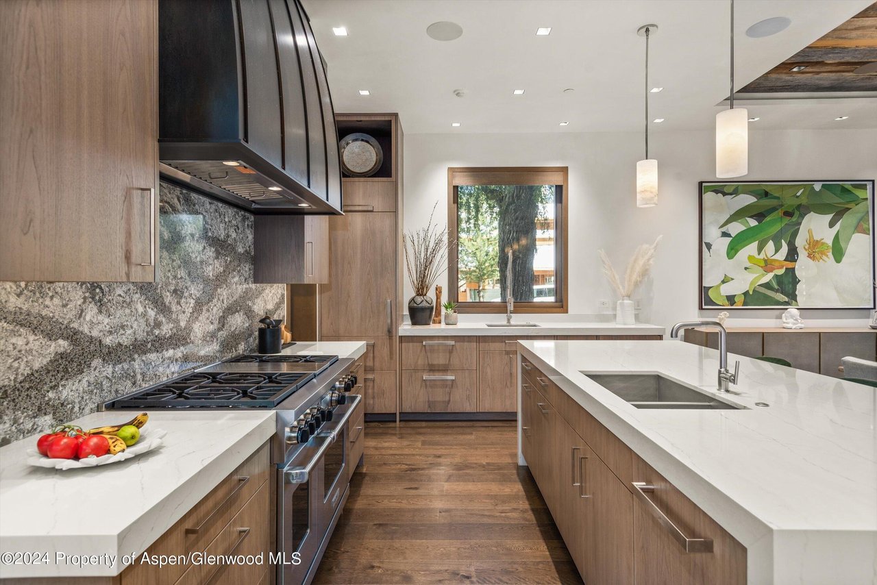 700 W Smuggler Street