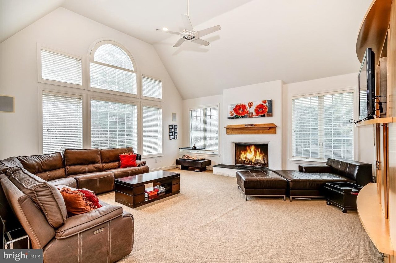 105 Laurier Pl