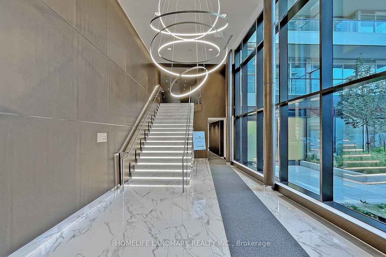 NORTH YORK'S PRESTIGIOUS COMMUNITY PENTHOUSE