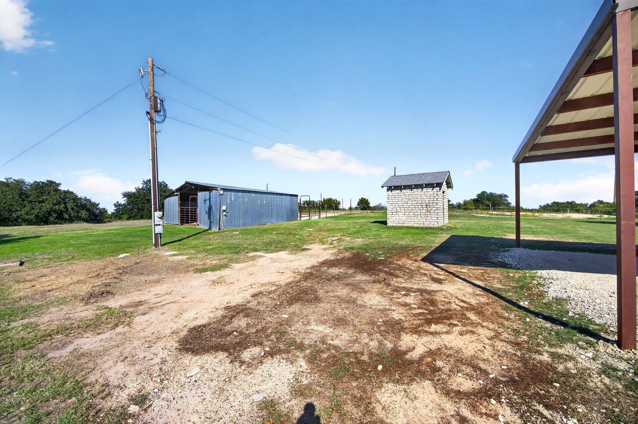 277 Private Road 1611