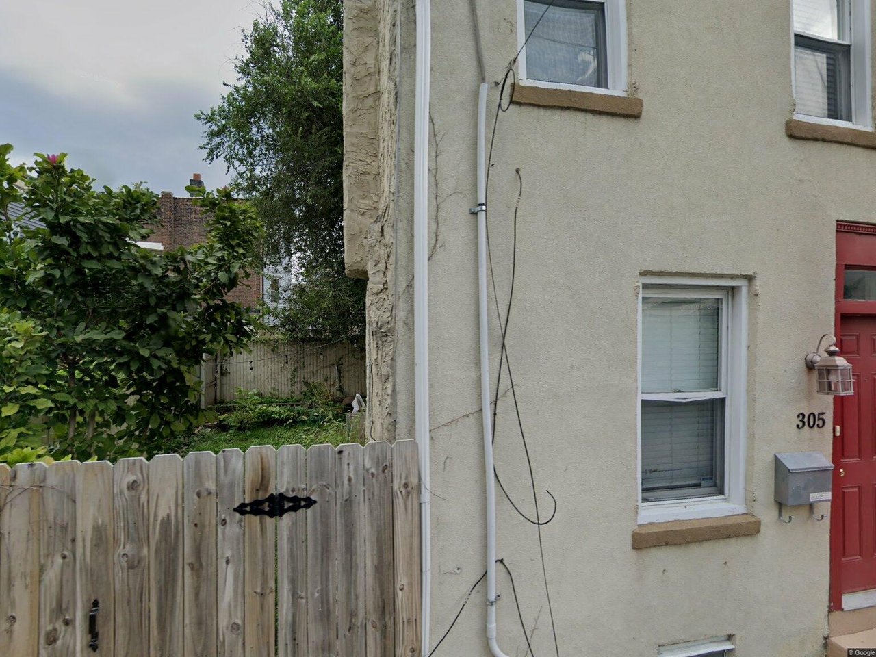 305 E Cabot St