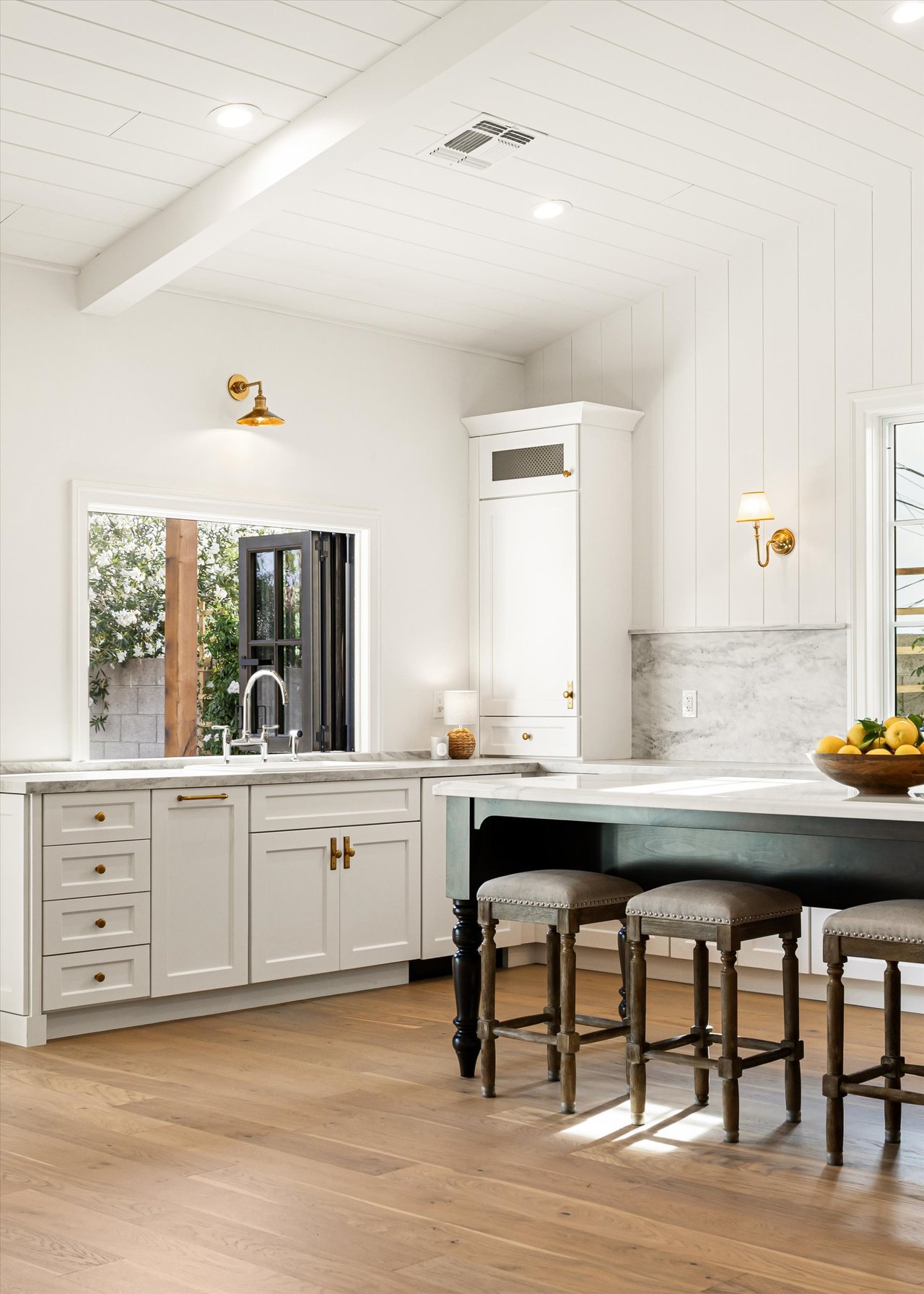 4835 E INDIANOLA Avenue